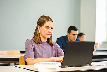 Studentin am Laptop