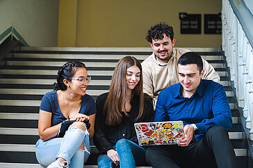 Vier Studierende auf einer Treppe