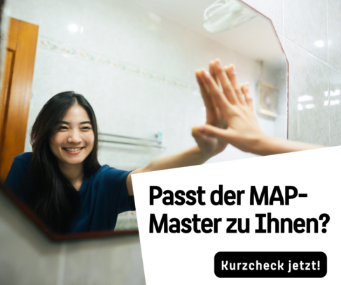 Junge Frau, die lächelnd in den Spiegel schaut und ihre Hand darauf hält, mit dem Text 'Passt der MAP Master zu Ihnen? Jetzt mehr erfahren.'"