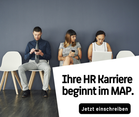 Drei Personen sitzen auf Stühlen mit dem Text 'Ihre Karriere beginnt im MAP, jetzt mehr dazu erfahren.