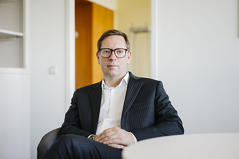 Porträt des Professors sitzend im Büro